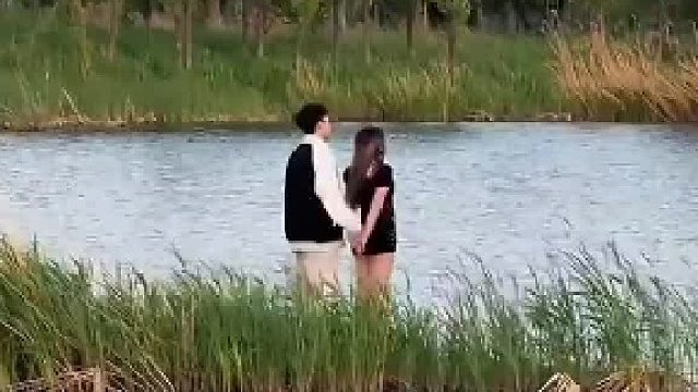 同学会偷偷约会，被现场逮个正着，场面太尴尬！