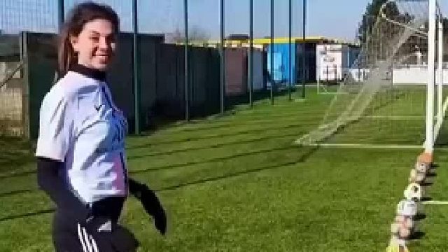 美女站球网侧边射门，技术了得！这么近的距离居然踢出弧线球