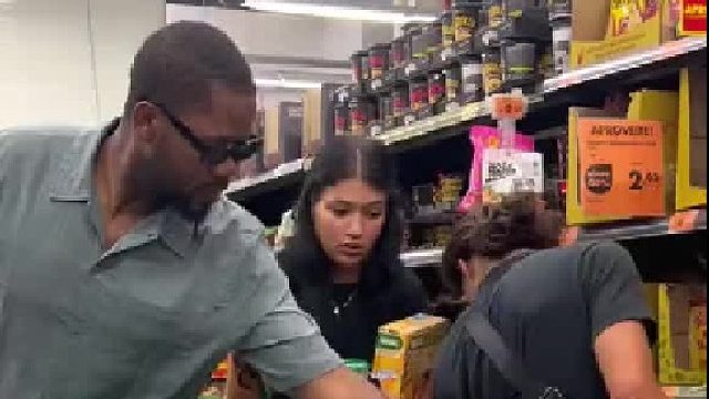 在超市里拿别人购物车的东西，老外真会玩搞笑。