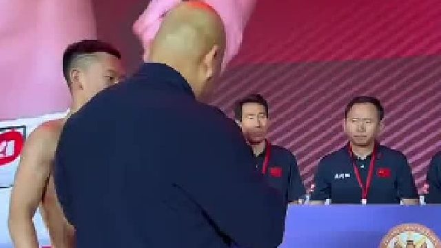 这个老外这么嚣张？明天让你走着上擂台！躺着离开！我说的！