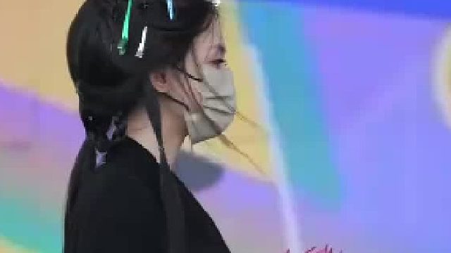 女孩彩排时展示纤纤细手，摘掉口罩后瞬间惊艳网友