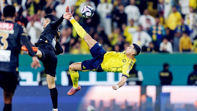 梦回皇马！40岁C罗腾空倒钩破门，致敬自己攻破尤文名场面