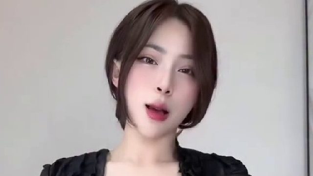 灯串与眼睛互相照亮