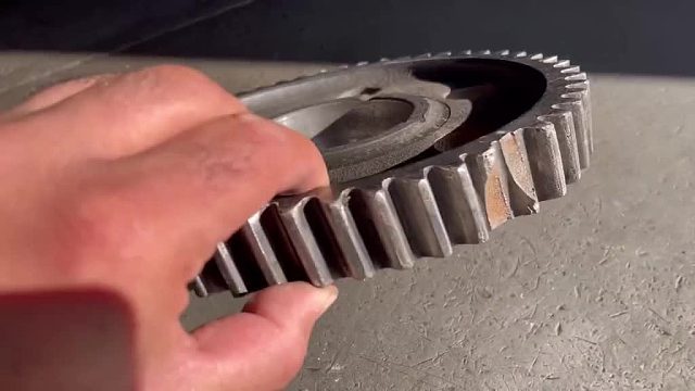 巴基斯坦师傅维修齿轮