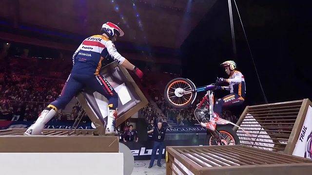 极限攀爬摩托车挑战，本次挑战的关卡障碍，毫无规则性可言