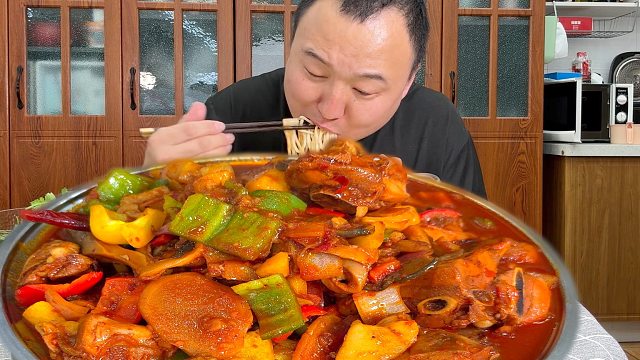 大盘鸡拌面封神！裹满酱汁嗦着巨过瘾，吃一上碗，香到舔盘。