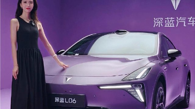 深蓝又出轿车，长得挺帅