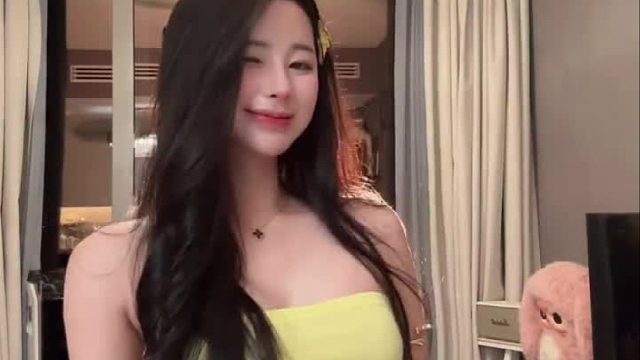 轻盈少女随性走来真的美