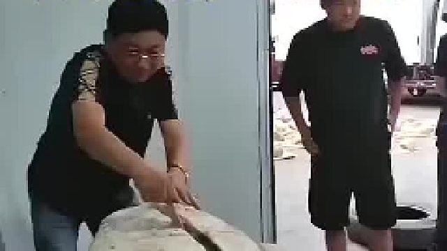 北京大哥倾家荡产买原石，一刀切开惊人发现！