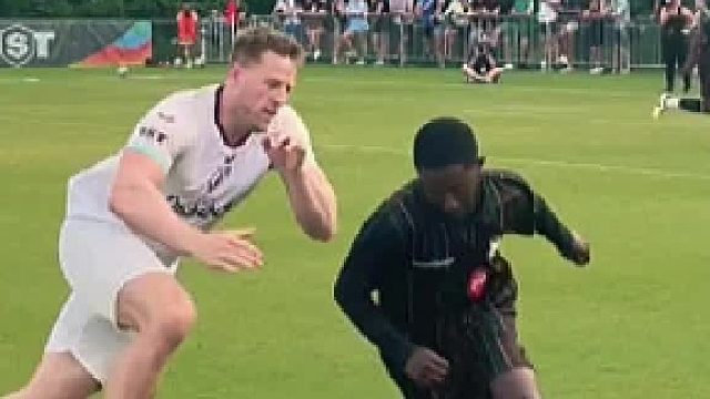 橄榄球运动员踢完球表示像在抓泥鳅