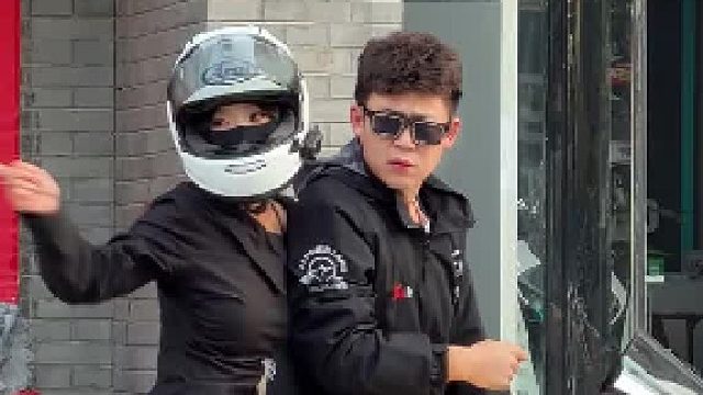 恭喜美女喜提黄金大跑车