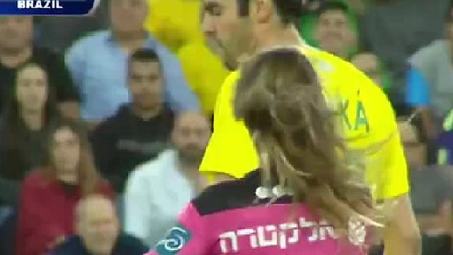 卡卡被女裁判出示黄牌后