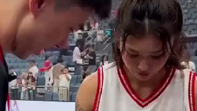 男生和吴艳妮合影，不料职业病犯了，吴艳妮肉眼可见的紧张