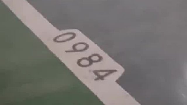 两块车位相邻在一起，女子推荐买985寓意更好