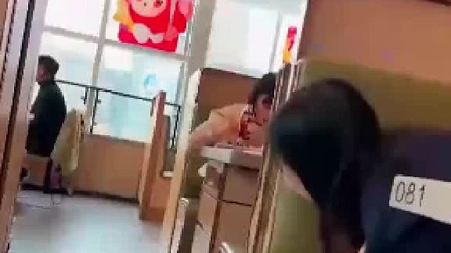 手机控注意：餐桌礼仪大翻车！