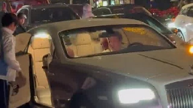 司机开车接小少爷放学，保姆在后边拎包