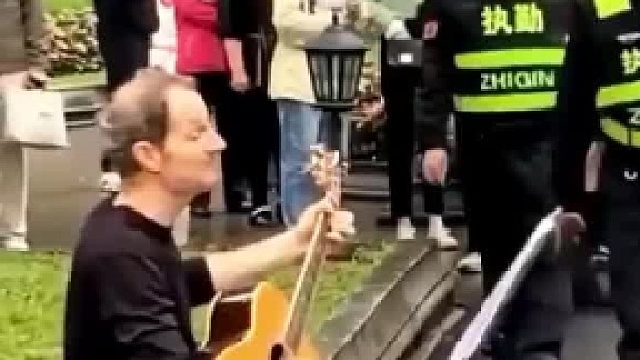 外国人在公园卖唱 ，本以为保安想驱赶 ，结果另有目的