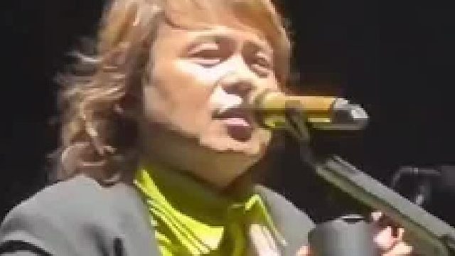 伍佰演唱会喝水被粉丝“调戏”