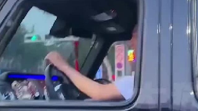 呦，这不是大明星吗？怎么还开面包车？