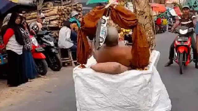 这不是巨婴神棍么