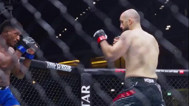 面对踢拳好手谨慎随意摇闪！