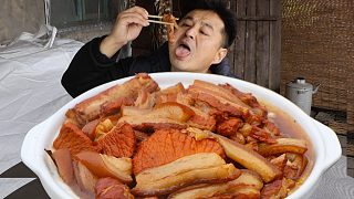 700元買(mǎi)了半頭豬，割快五花肉做“把子肉”，入口即化，真香