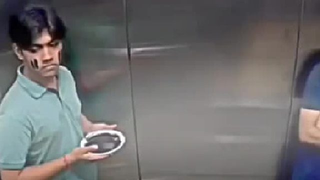 国外电梯涂鸦恶搞