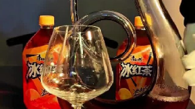 喝冰红茶的终极仪式：醒酒器过滤，高脚杯承接！真是太优雅了