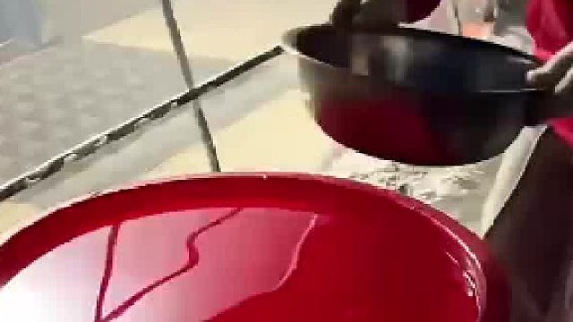 女子晒大冰缸是怎么做的