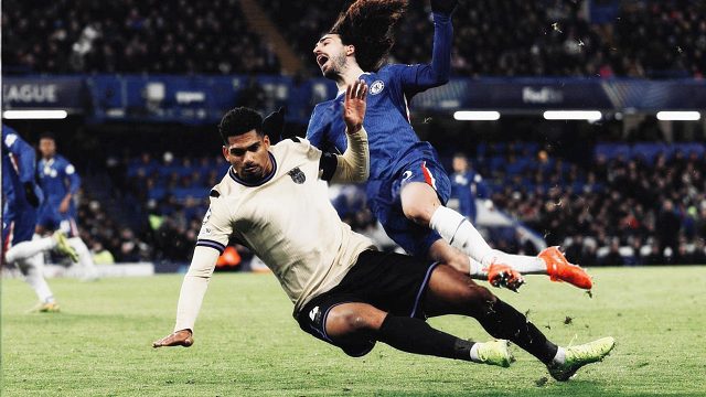 没脑子！阿劳霍鲁莽放铲两黄变一红，主帅弗里克表情无奈