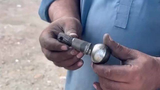 巴基斯坦师傅修复面包车球头