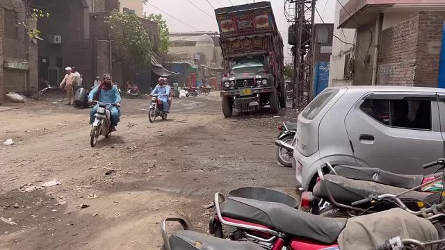 巴基斯坦工人用轮船钢板制作卡车轮毂