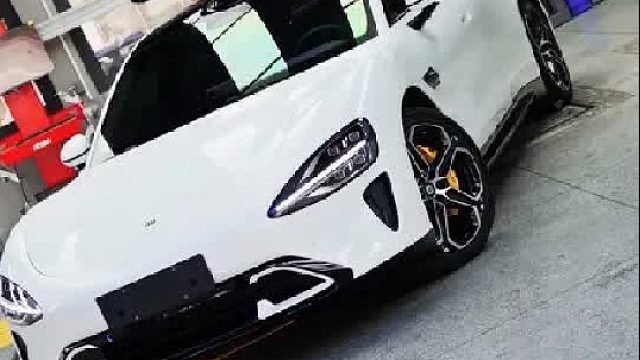 su7新车怕刮花？第一视角体验美女开su7装贴全车隐形车衣