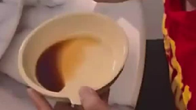 小伙上一秒吃着正开心，下一秒妻子的一句话，对他宛如晴天霹雳