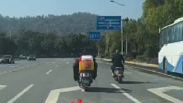 遇到电动车影响通行时，根据规则变道、减速减档拉距离、或者停车