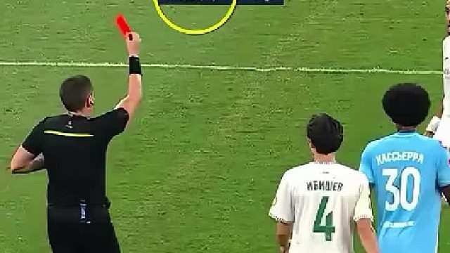 足球史罕见名场面：球员重返赛场前先找球迷借球衣