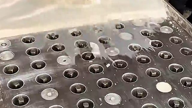 浇筑磨具，有点像做雪糕