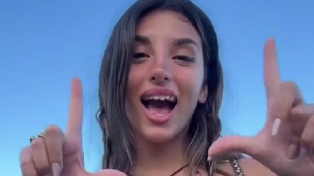 泳装美女的玩水日常，简单又快乐