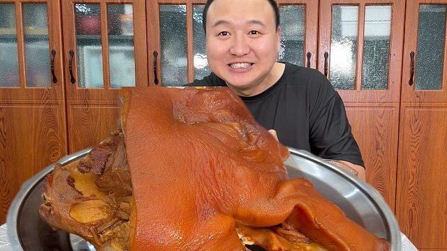 老丈人送来颗小猪头，配一小碗蛋炒饭，吃完以后笑容灿烂。