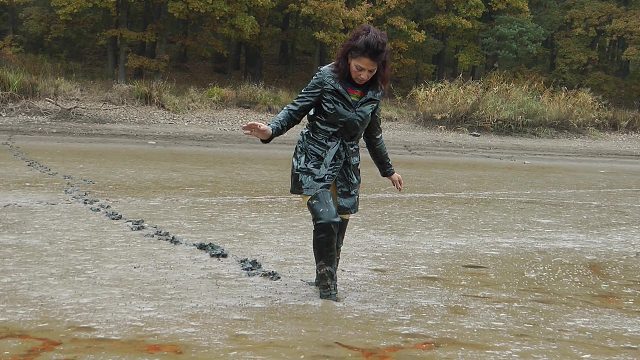 泥塘探险的长靴小姐姐