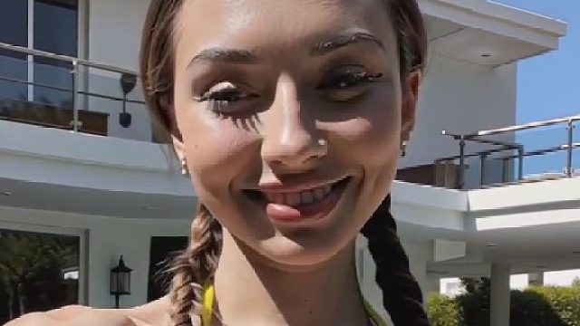 这个女孩，有点“浪”