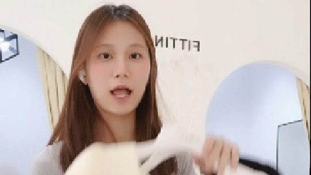 泡泡袖给人一种俏皮中带点淑女，超级好看百搭