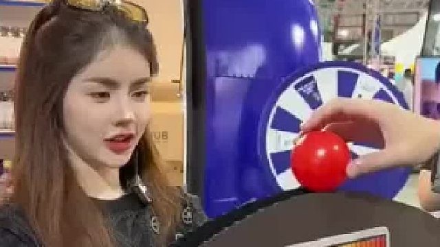 F1赛车手真不容易，把握方向盘都有严格标准，小姐姐开始就输了！