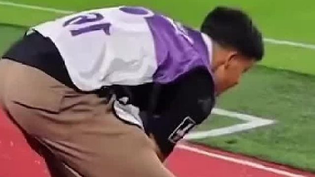 保安小哥露一脚 看呆全场球星
