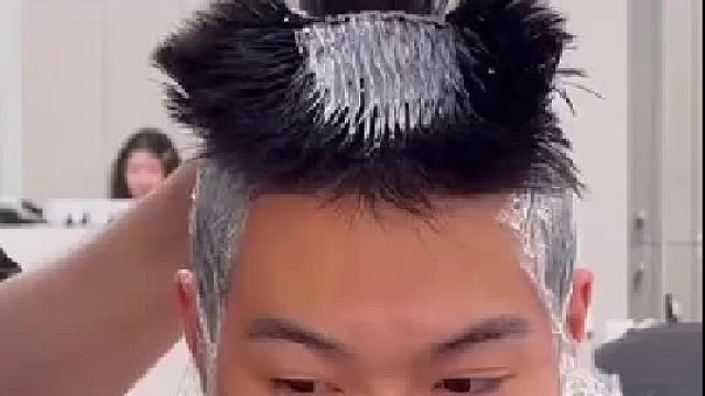 理发师给男子做造型，整出来的效果一言难尽