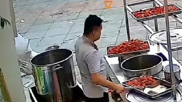 男人果然淡定  要是女人早就大喊大叫的跑了