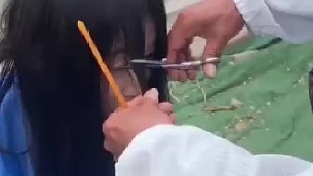 女子去路边大爷那剪头发，没想到一刀下去成这样了
