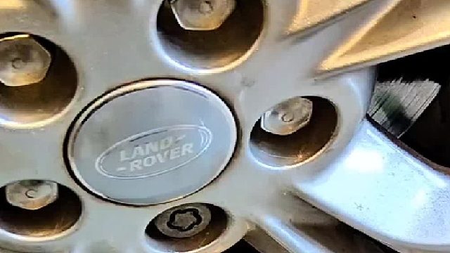 原来是被人故意贴了小铁块…高速开120方向盘抖动，乱停车的锅