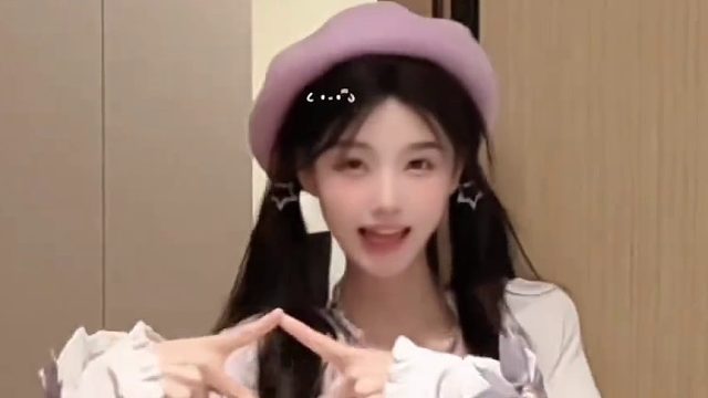 拿什么感动你呢我只是个拍照爱比剪刀手的小女孩