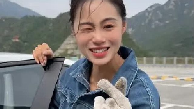 汽车仪表盘上突然亮了个灯，先别着急去修理厂